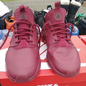 [SOLD] Nike air huarache run ultra se